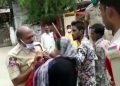 ஊரடங்கு உத்தரவை மீறிய பெண் காவலரின் சட்டையை பிடித்து தகராறு!