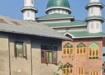 மசூதிக்குள் பதுங்கியிருந்த 2 தீவிரவாதிகள் உட்பட எட்டு பேர் சுட்டு வீழ்த்திய பாதுகாப்புப்படை!