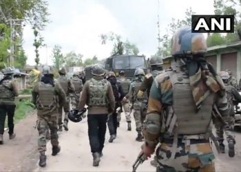 கா‌‌ஷ்மீரில்  4 பயங்கரவாதிகளை வேட்டையாடியது பாதுகாப்பு படை !