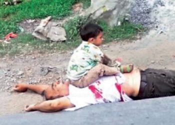 மசூதிக்குள் மறைந்திருந்து  தீவிரவாதிகள் தாக்குதல் ! குழந்தையுடன் வந்த முதியவர் உயிரிழப்பு ! நெஞ்சை உலுக்கும் சம்பவம்!