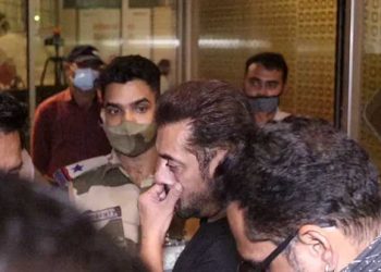 விமான நிலையத்தில் சல்மான் கானை தடுத்த பாதுகாப்பு படை வீரர்!  வீரருக்கு வெகுமதி அளித்த சி.ஐ.எஸ்.எப்.வைரல் வீடியோ!