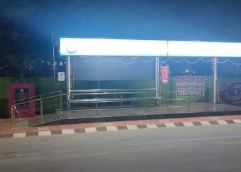 10 பேர் நிற்க கூடிய பிரம்மாண்ட பயணியர் நிழற்குடை அமைக்க செலவு 1.54 கோடி! நெட்டிசன்கள் வாழ்த்து மழையில் கனிமொழி எம்.பி.