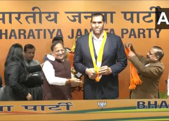 பஞ்சாப் தேர்தலையொட்டி முன்னாள் WWE சாம்பியன் கிரேட்காளி பா.ஜ.க-வில் இணைந்தார்.