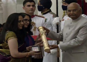 மறைந்த முப்படை தலைமை தளபதி பிபின் ராவத்தின் பத்ம விருதை பெற்றுக்கொண்ட அவரது மகள்கள்..!!