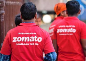 Zomato கொடுத்த அதிர்ச்சி! முந்திரி-சீஸ் கறியில் இலவசமாக கிடைத்த கரப்பான் பூச்சி..