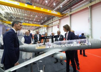 உலக நாடுகளிடையே மாஸ் காட்டும் மோடி ! குஜராத்தில் போர் விமான உற்பத்தி அலை திறப்பு !