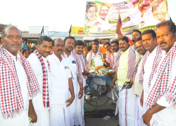 மூங்கில்துறைபட்டியில் அஇஅதிமுக அம்மா பேரவை சார்பில் துண்டு பிரச்சுரங்களை வழங்கி திண்ணை பிரச்சாரம் மேற்கொண்ட நிர்வாகிகள்.!