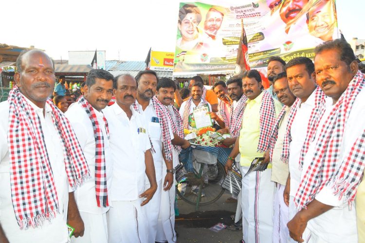 மூங்கில்துறைபட்டியில் அஇஅதிமுக அம்மா பேரவை சார்பில் துண்டு பிரச்சுரங்களை வழங்கி திண்ணை பிரச்சாரம் மேற்கொண்ட நிர்வாகிகள்.!
