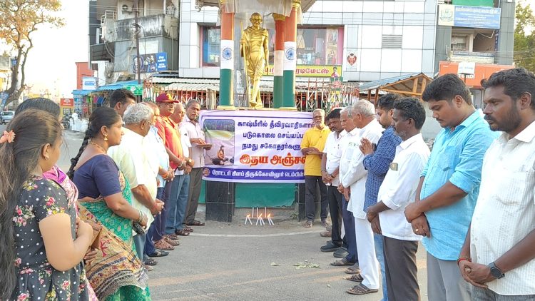 காஷ்மீர் தீவிரவாத தாக்குதலில் இறந்தோருக்கு திருக்கோவிலூர் ரோட்டரி சங்கம் சார்பில் அஞ்சலி செலுத்தப்பட்டது.