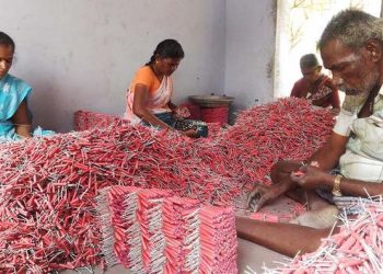 திடீரென மூடப்பட்ட 200 பட்டாசு ஆலைகள் :பரிதவிப்பில் 8 லட்சம் தொழிலாளர்கள் குடும்பத்தினர் !