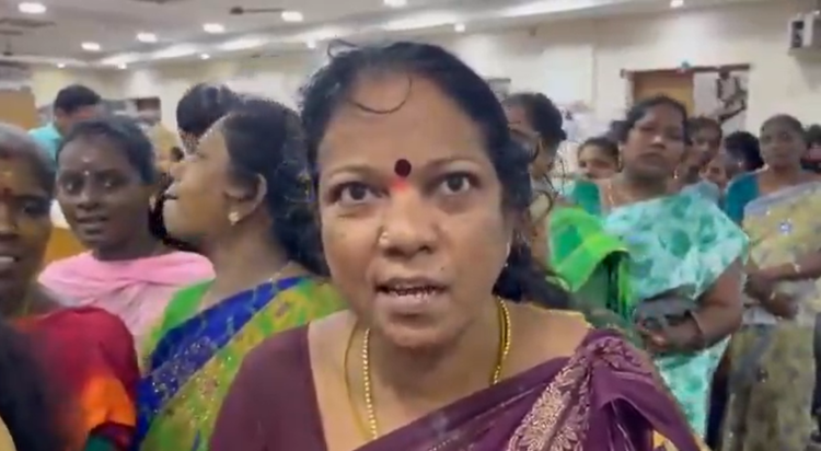 இப்போது மட்டும் எப்படி தகுதியை கண்டுபிடிச்சீங்க? நிலுவை தொகை கேட்டு பெண்கள் முற்றுகையால் பரபரப்பு !