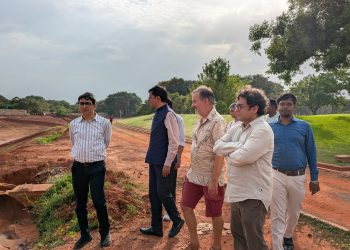 ஆரோவில்லில், சென்னை ஐ.ஐ.டி., குழுவினர் ஆய்வு செய்தனர்.