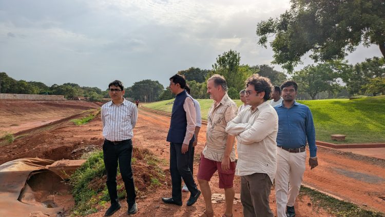 ஆரோவில்லில், சென்னை ஐ.ஐ.டி., குழுவினர் ஆய்வு செய்தனர்.