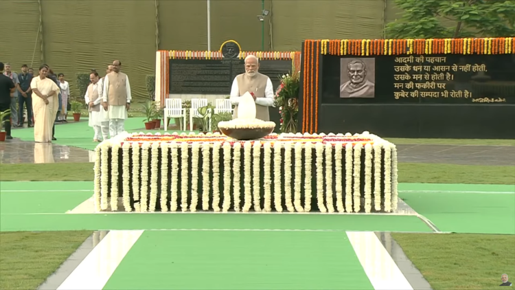 முன்னாள் பிரதமர் அடல் பிஹாரி வாஜ்பாயின் நினைவு நாளை ஒட்டி செலுத்திய பிரதமர் மோடி அஞ்சலி