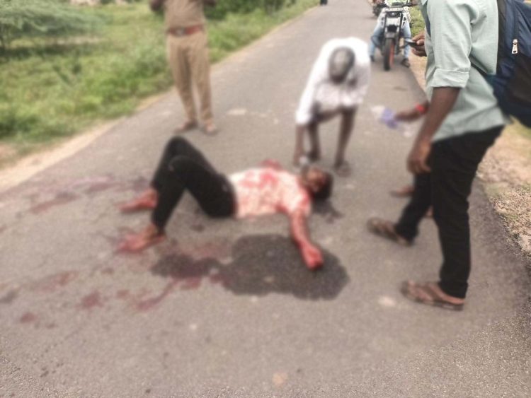 திருக்கோவிலூர் அருகே இளைஞரை சரமாரியாக வெட்டி விட்டு தப்பியோடிய நண்பர்கள் !