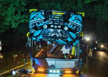 மேல்மலையனூருக்கு சாமி கும்பிடுவதற்கு சென்றவர்களின் வேன் கவிழ்ந்து விபத்து; 15 பேர் படுகாயம்.