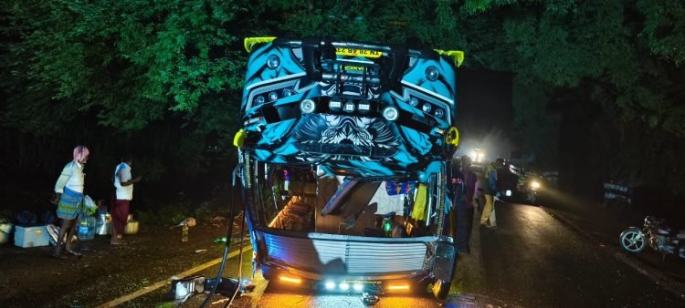 மேல்மலையனூருக்கு சாமி கும்பிடுவதற்கு சென்றவர்களின் வேன் கவிழ்ந்து விபத்து; 15 பேர் படுகாயம்.