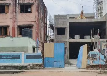 திருக்கோவிலூர் அரசு பள்ளியில் கட்டுமான பணியில் ஈடுபட்ட ஒப்பந்த தொழிலாளர்கள் இருவர் 2வது மாடியில் இருந்து கீழே விழுந்து படுகாயம்.