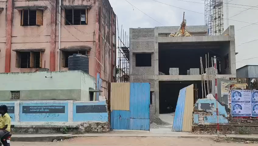 திருக்கோவிலூர் அரசு பொண்கள் பள்ளியில் கட்டுமான பணியில் ஈடுபட்ட ஒப்பந்த தொழிலாளர்கள் இருவர் இரண்டாவது மாடியில் இருந்து கீழே விழுந்து படுகாயம்: போலீசார் விசாரணை.