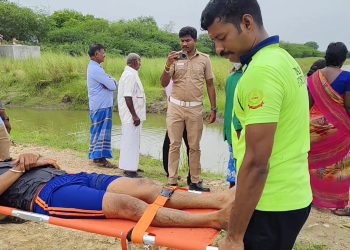 திருவெண்ணைநல்லூர் அருகே வெள்ள பாதிப்பின் போது சிக்கிக் கொண்டவர்களை மீட்கும் ஒத்திகை நிகழ்ச்சி நடைபெற்றது.