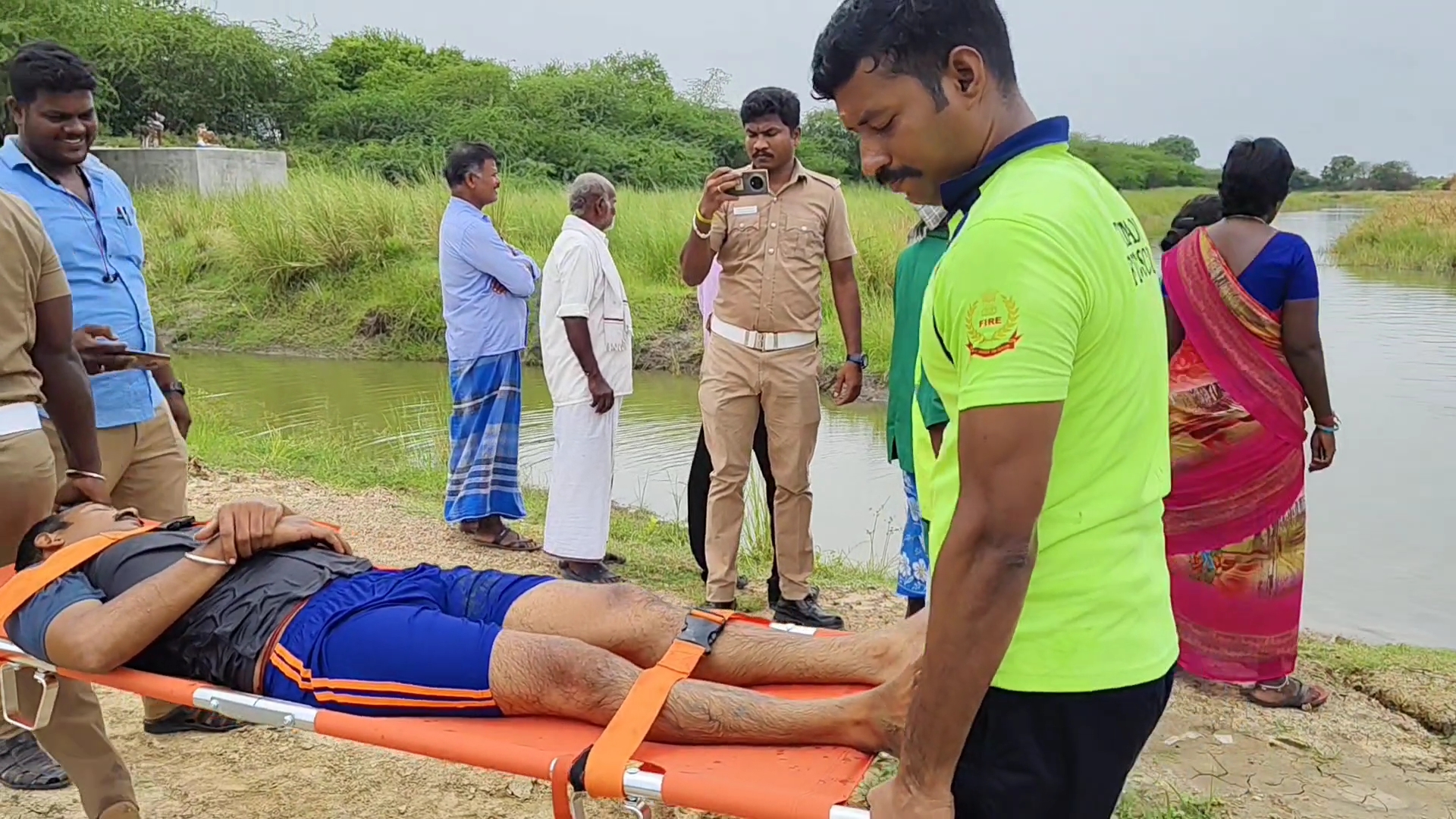 திருவெண்ணைநல்லூர் அருகே வெள்ள பாதிப்பின் போது சிக்கிக் கொண்டவர்களை மீட்கும் ஒத்திகை நிகழ்ச்சி நடைபெற்றது.