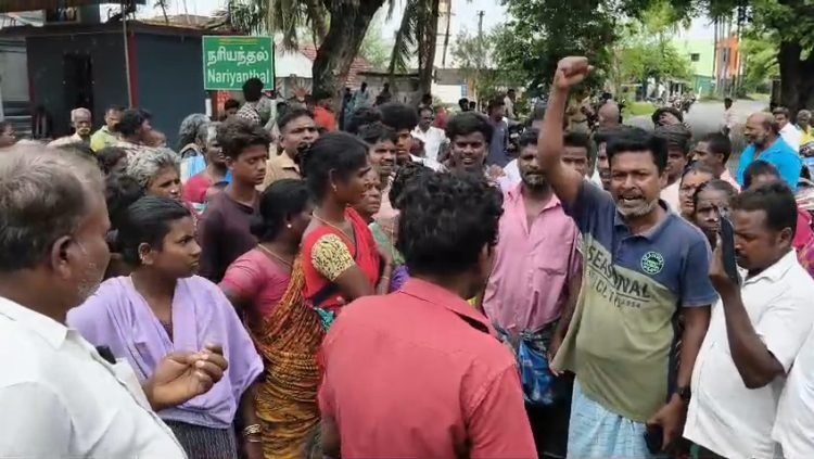 திருக்கோவிலூர் அருகே கழிவுநீர் கால்வாய் அமைக்கவில்லை எனக் கோரி கிராம மக்கள் சாலை மறியல்.