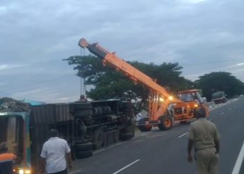 உளுந்தூர்பேட்டையில் தனியார் சொகுசு பேருந்து மீது ஈச்சர் லாரி மோதி விபத்து – 15 பேர் படுகாயம்.