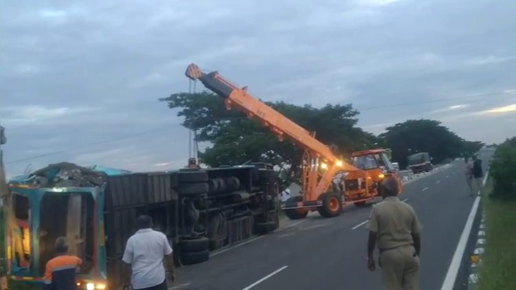 உளுந்தூர்பேட்டையில் தனியார் சொகுசு பேருந்து மீது ஈச்சர் லாரி மோதி விபத்து – 15 பேர் படுகாயம்.