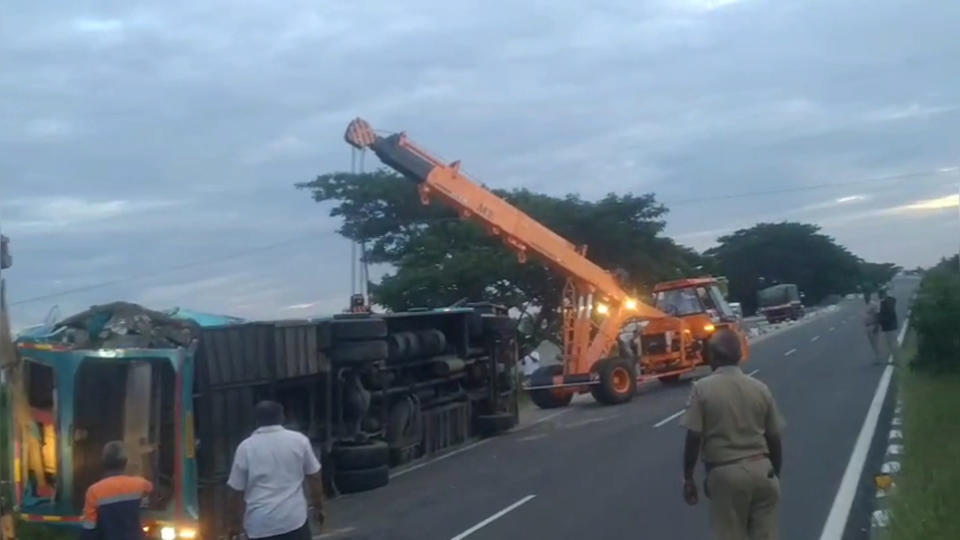 உளுந்தூர்பேட்டையில் தனியார் சொகுசு பேருந்து மீது ஈச்சர் லாரி மோதி விபத்து – 15 பேர் படுகாயம்.