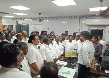 திருக்கோவிலூரில் பேருந்து நிலைய பூமி பூஜை போடும் நிலையில் அதற்கு எதிர்ப்பு தெரிவித்து, திமுக தவிர்த்து அனைத்து கட்சியினரும் சார் ஆட்சியரை முற்றுகையிட்டதால் பரபரப்பு.