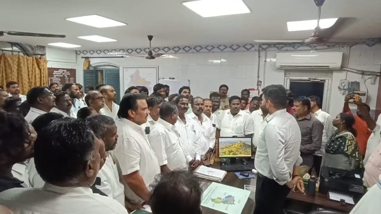 திருக்கோவிலூரில் பேருந்து நிலைய பூமி பூஜை போடும் நிலையில் அதற்கு எதிர்ப்பு தெரிவித்து, திமுக தவிர்த்து அனைத்து கட்சியினரும் சார் ஆட்சியரை முற்றுகையிட்டதால் பரபரப்பு.